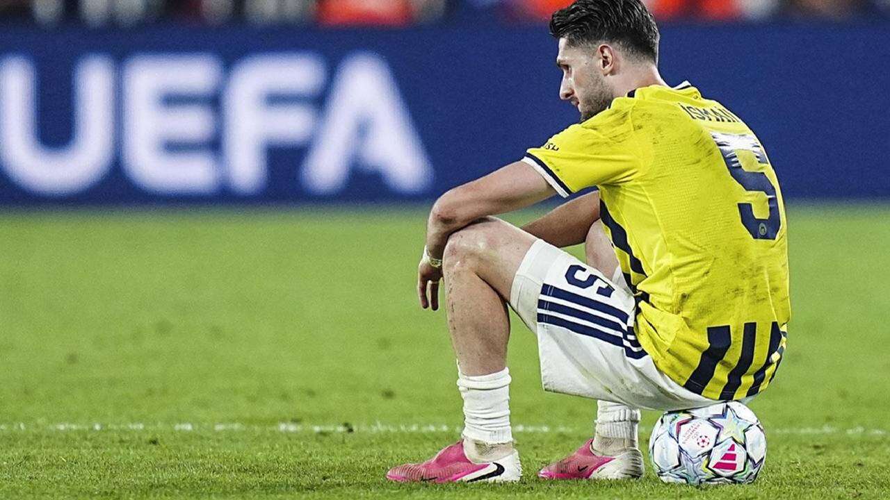 Fenerbahçe'de İsmail Kartal’ın kararı her şeyi bitirdi: 20 milyon euroya gidecekti, tek hamlede çöp oldu! 3
